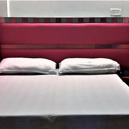 Hotel Kwality Ню Делхи Екстериор снимка