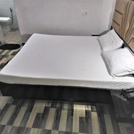 Hotel Kwality Ню Делхи Екстериор снимка