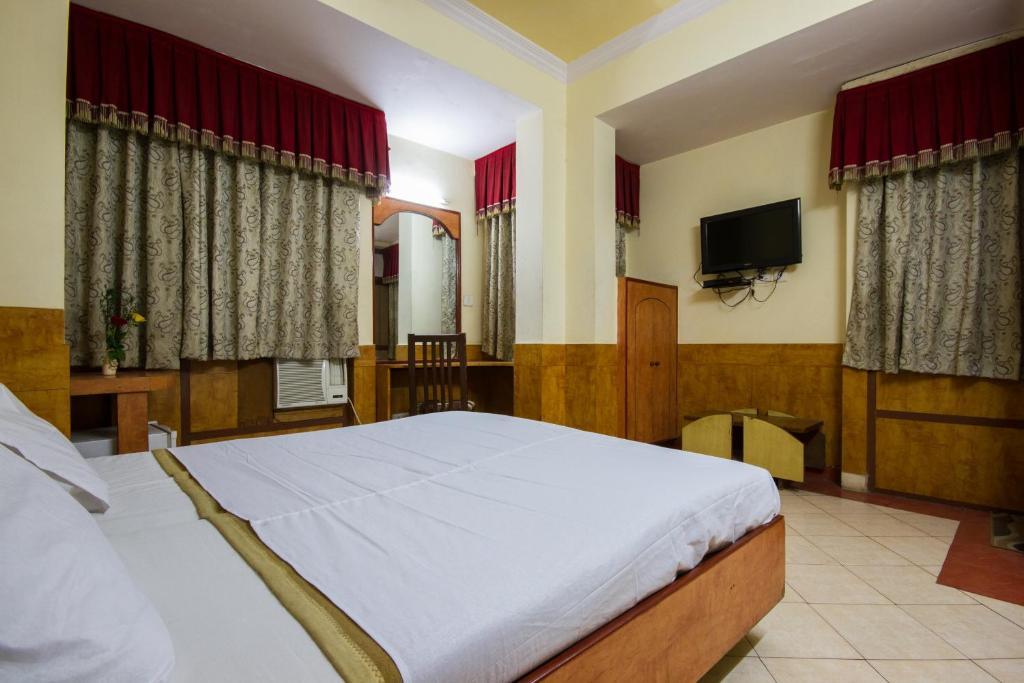 Hotel Kwality Ню Делхи Екстериор снимка