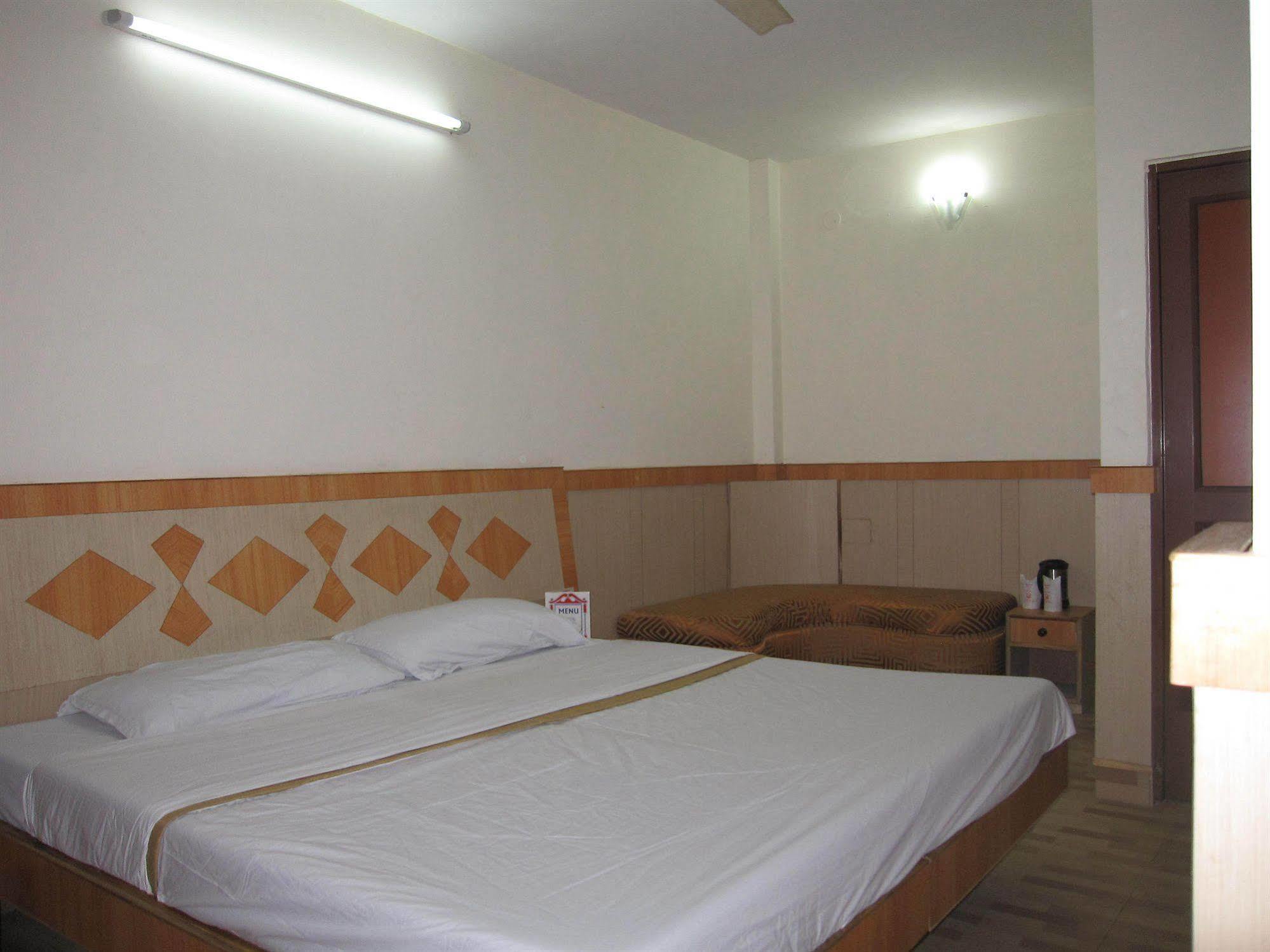 Hotel Kwality Ню Делхи Екстериор снимка