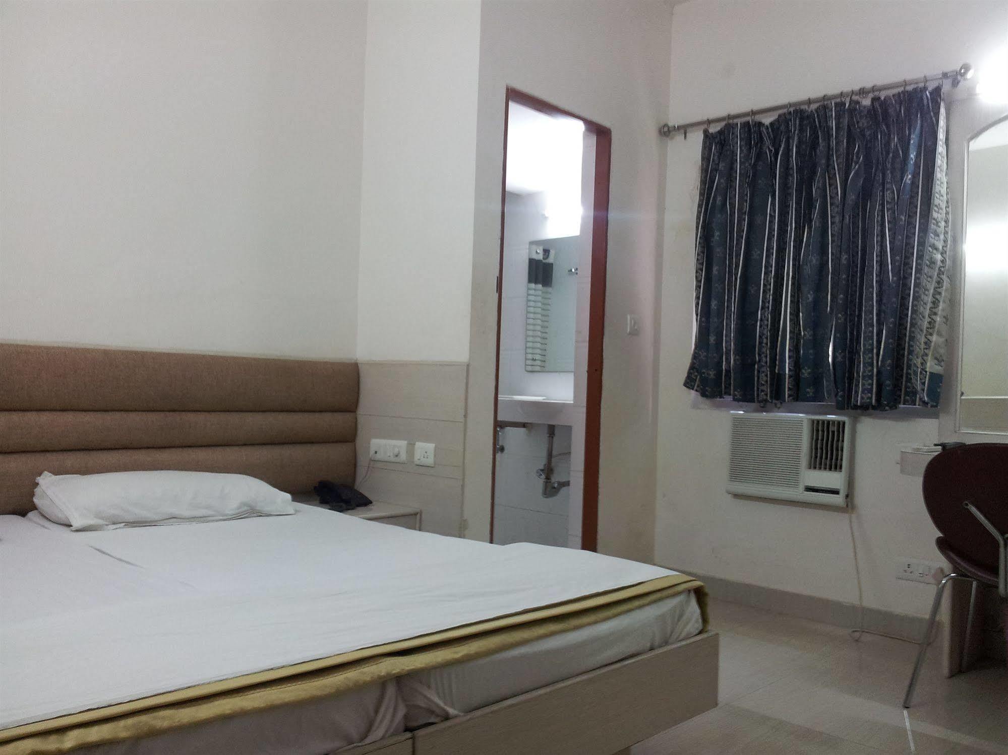 Hotel Kwality Ню Делхи Екстериор снимка