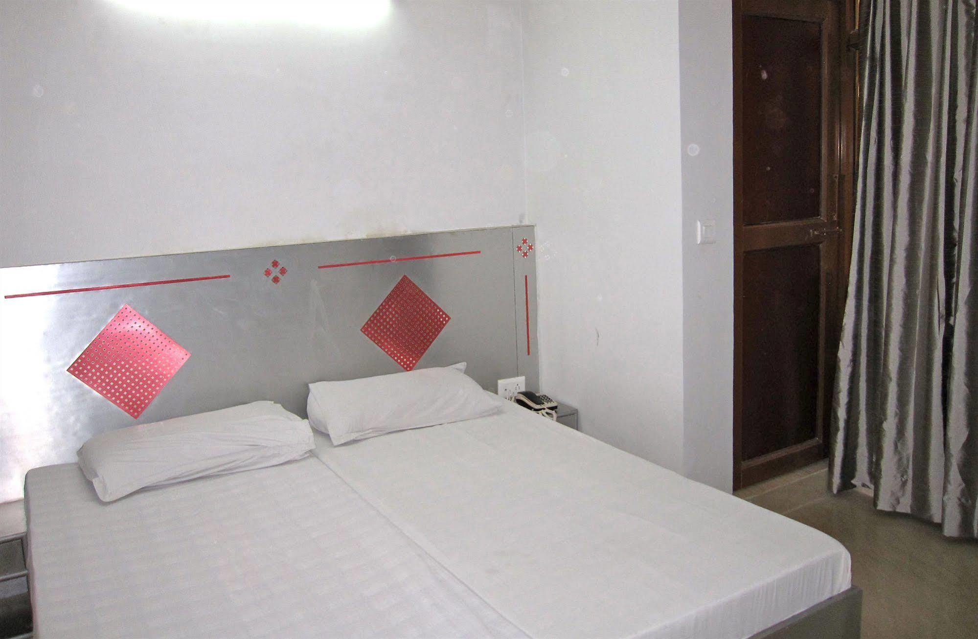 Hotel Kwality Ню Делхи Екстериор снимка