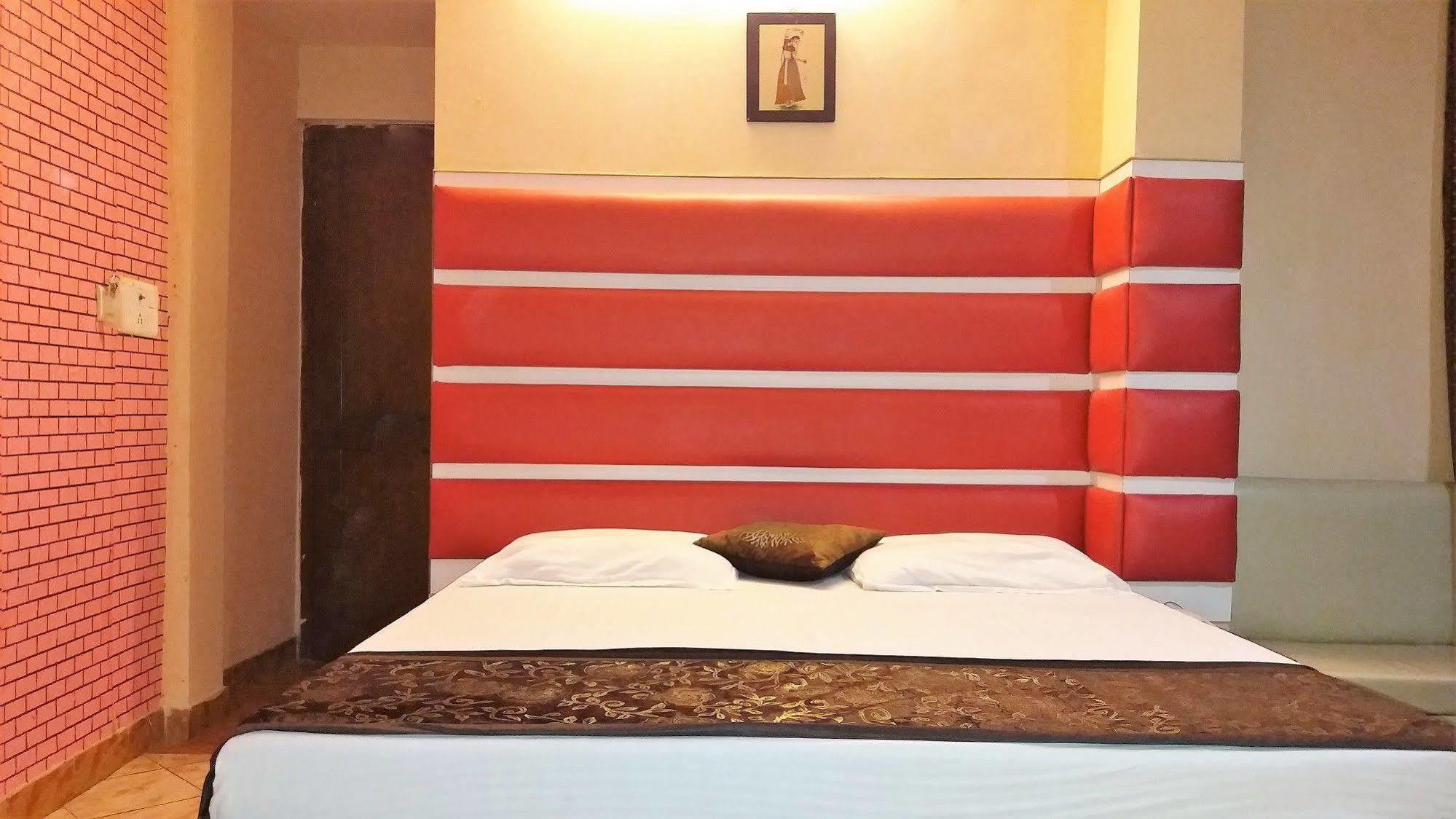 Hotel Kwality Ню Делхи Екстериор снимка