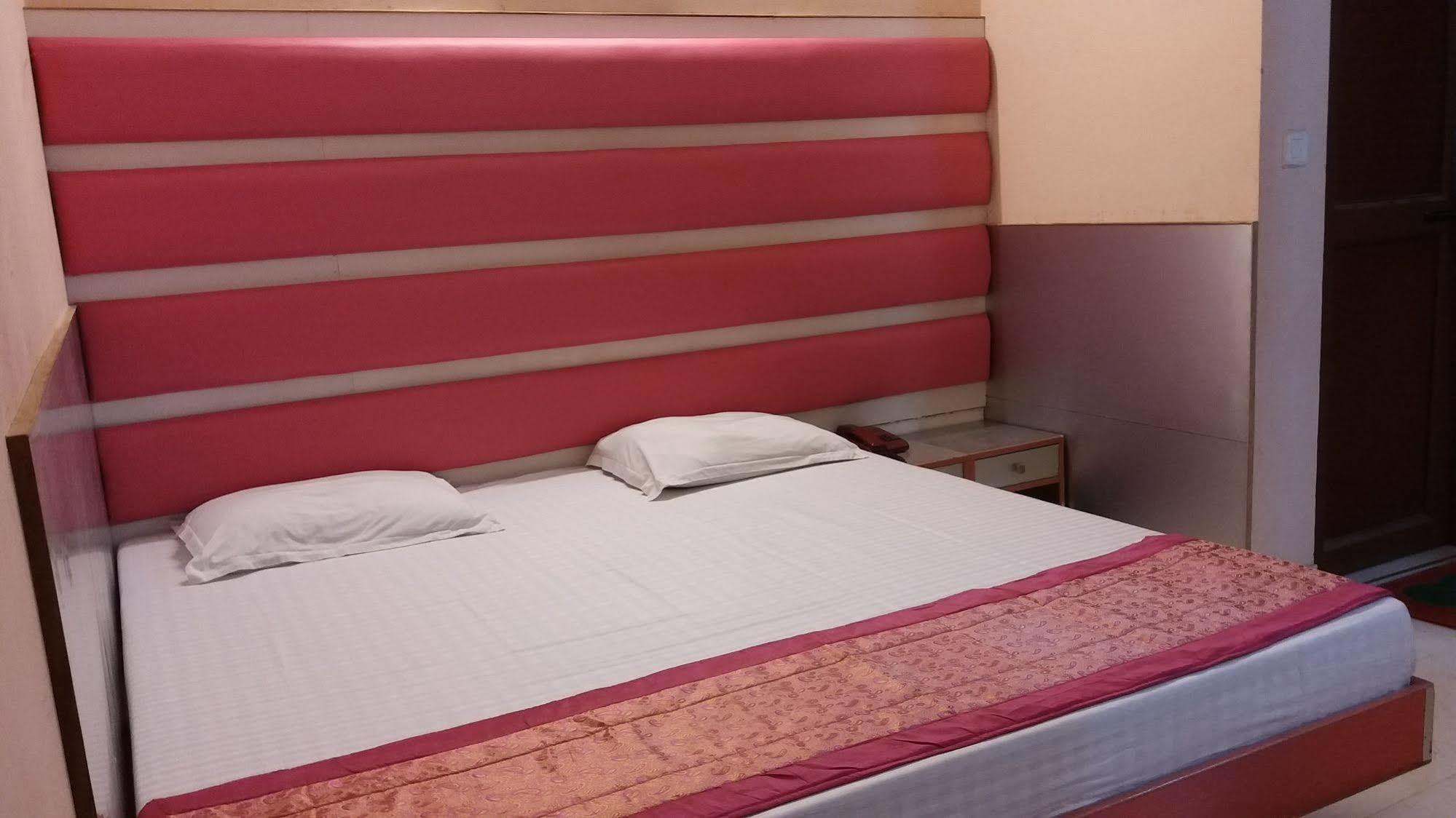 Hotel Kwality Ню Делхи Екстериор снимка