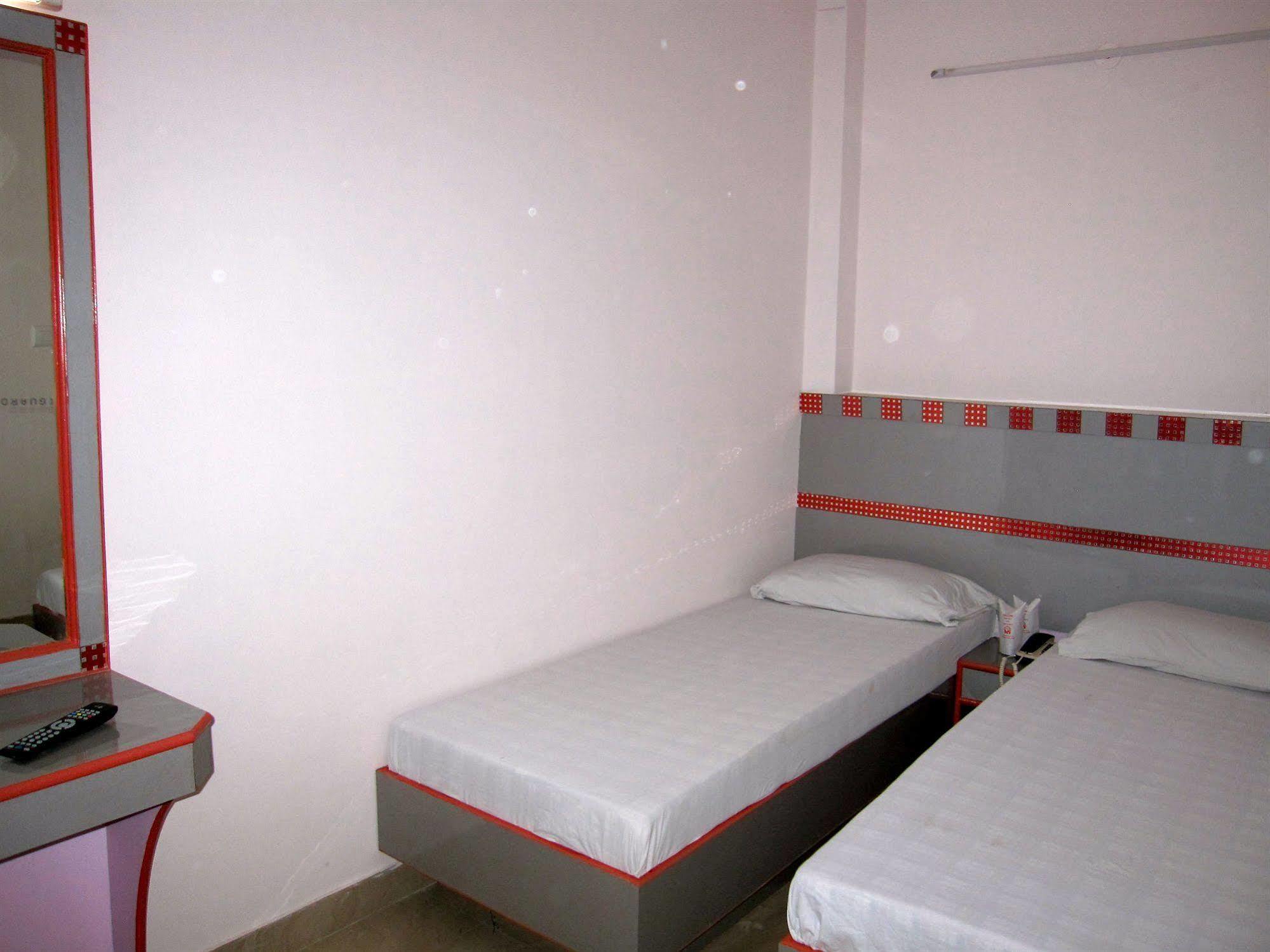 Hotel Kwality Ню Делхи Екстериор снимка
