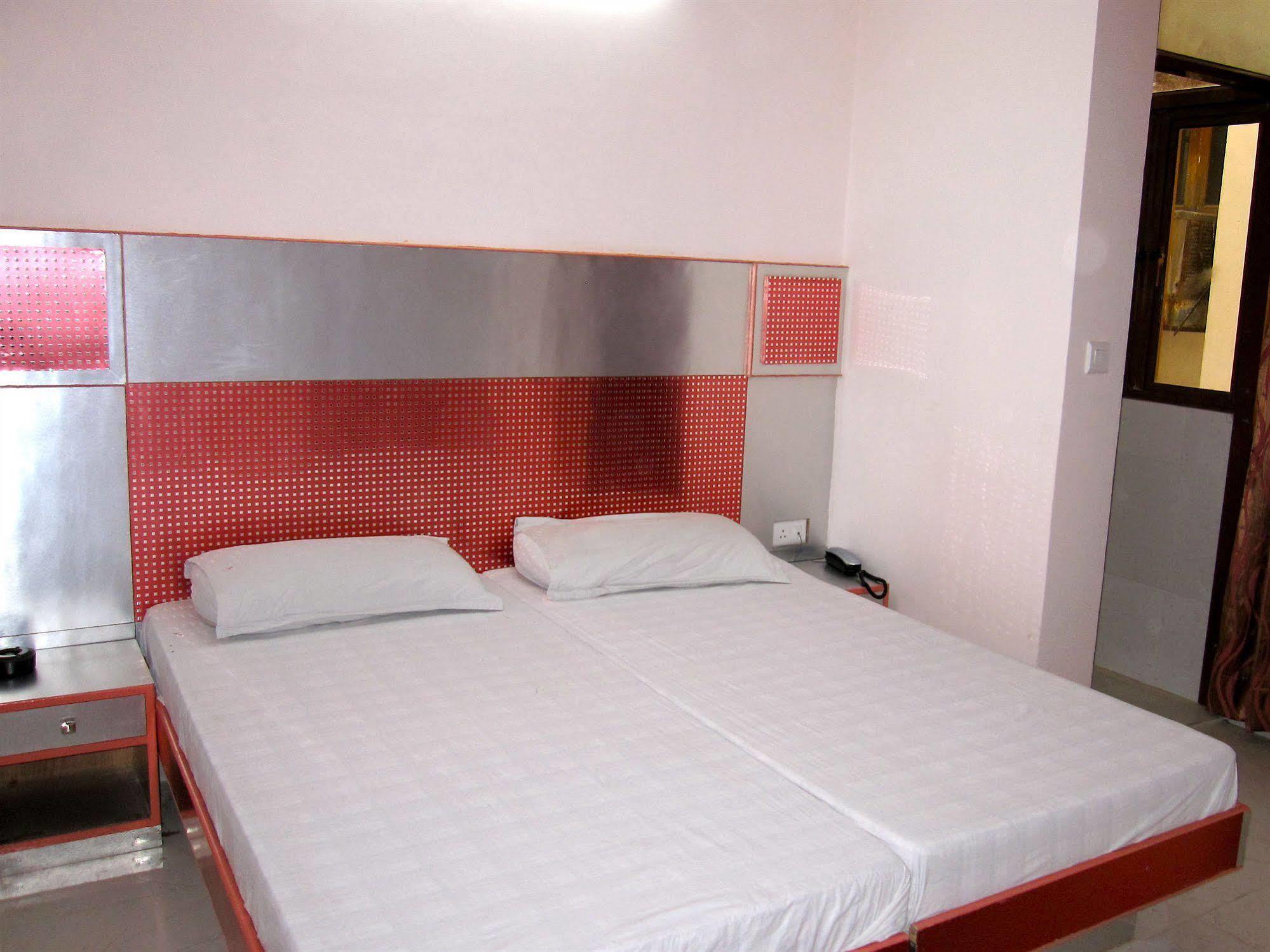 Hotel Kwality Ню Делхи Екстериор снимка