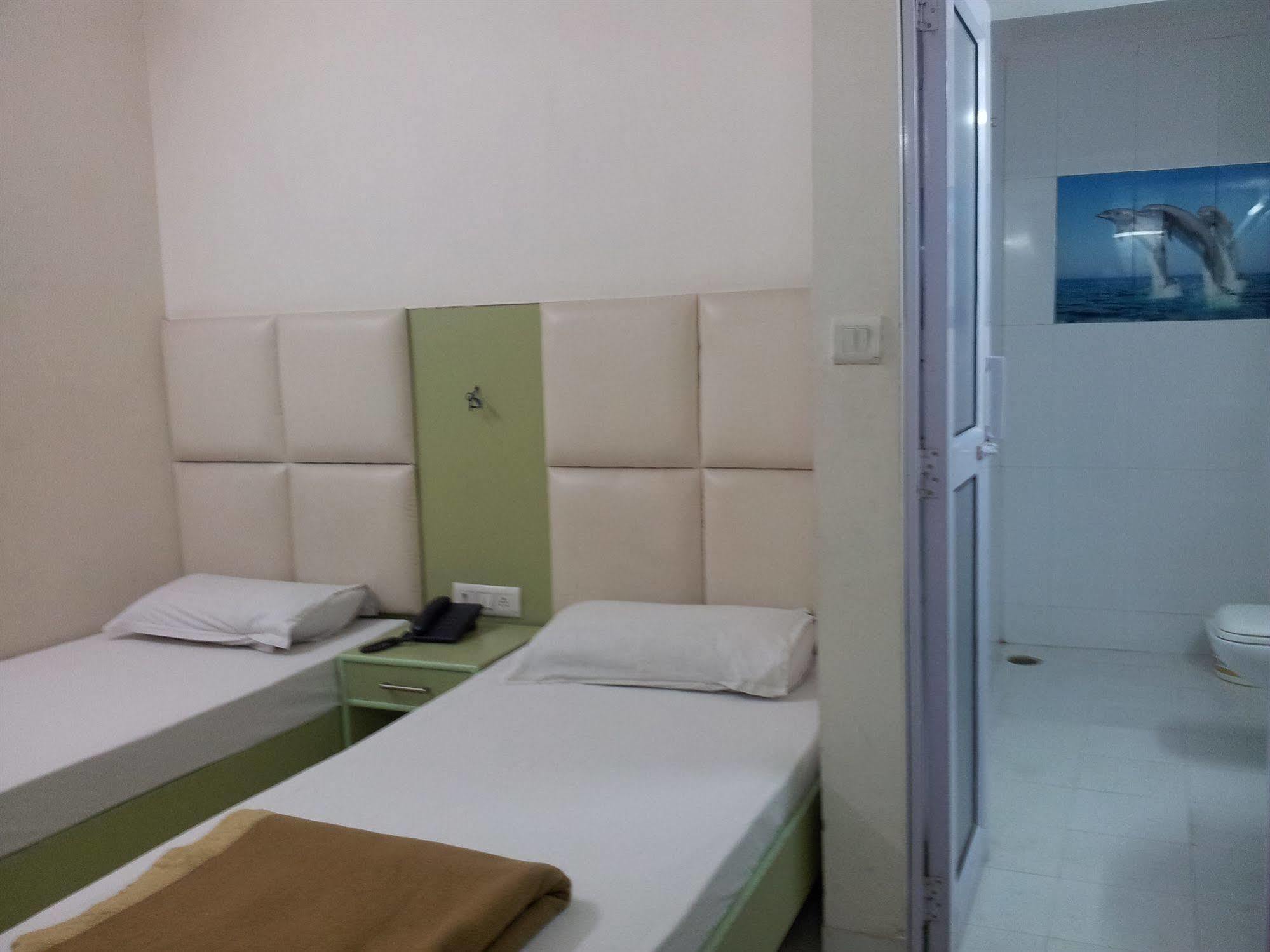 Hotel Kwality Ню Делхи Екстериор снимка