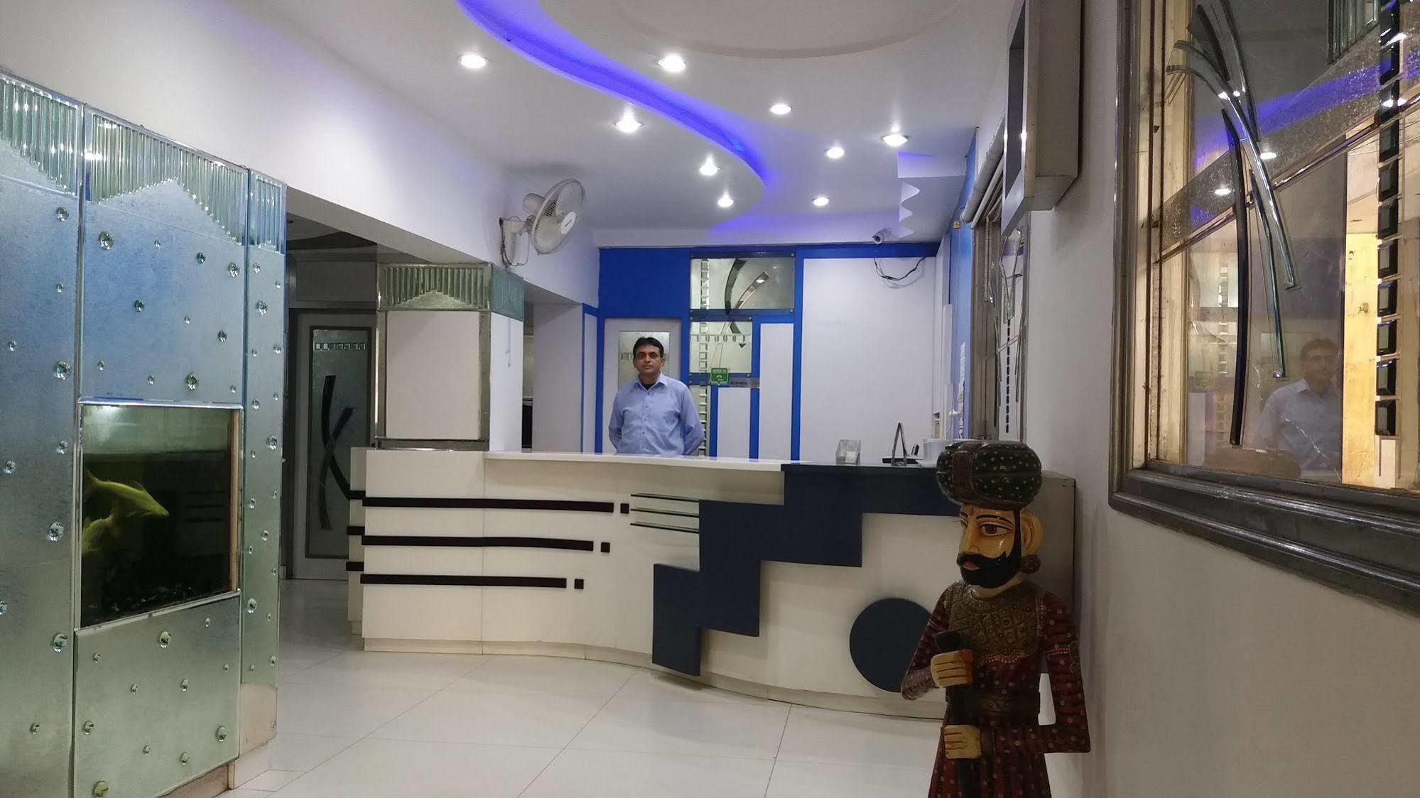 Hotel Kwality Ню Делхи Екстериор снимка