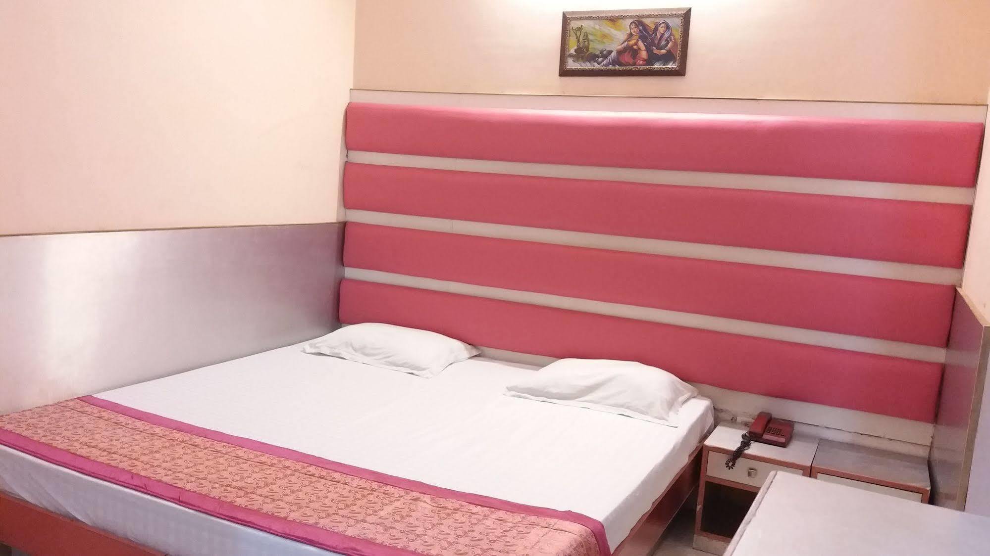 Hotel Kwality Ню Делхи Екстериор снимка