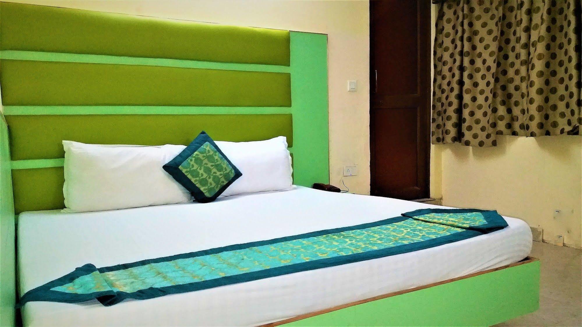 Hotel Kwality Ню Делхи Екстериор снимка
