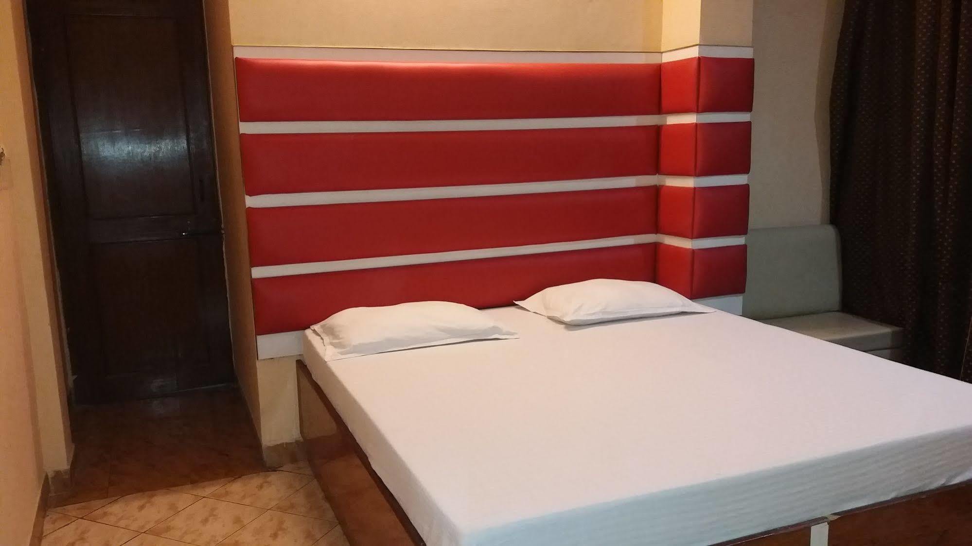 Hotel Kwality Ню Делхи Екстериор снимка