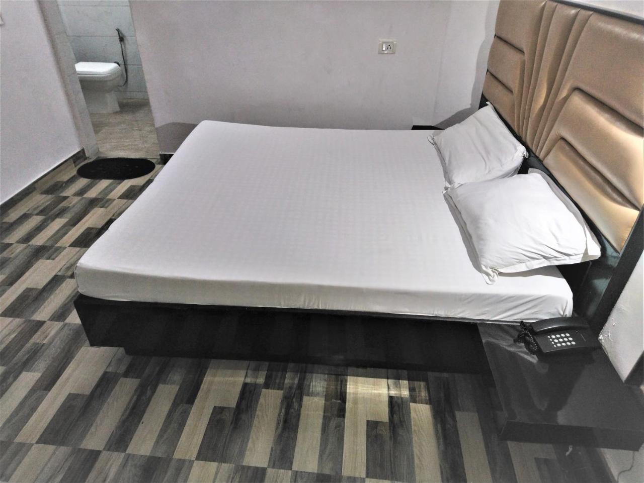Hotel Kwality Ню Делхи Екстериор снимка